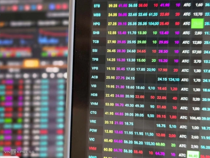 Bảng điện tử ngày 3/4 ngập sắc xanh của giá sàn. Ảnh: Tất Đạt